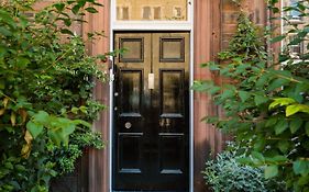 Beautiful, Traditional 2 Bedroom Main Door Flat